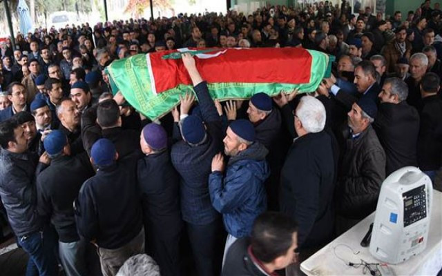 Yurt müdürü özel izinle kızının cenazesinde
