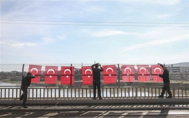 Cizre'de operasyon bitti, bayraklar asıldı
