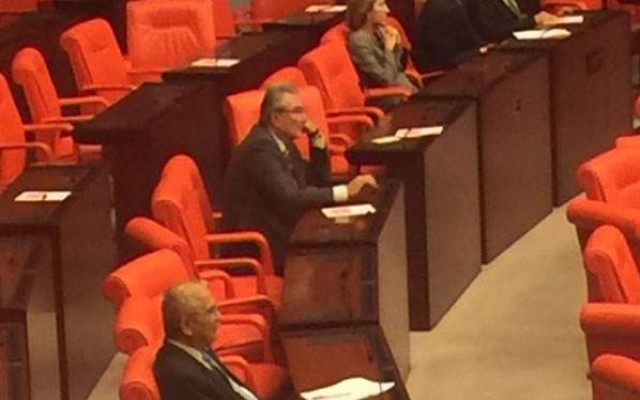 Deniz Baykal Meclis'te tek başına!