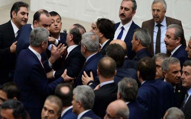 Işid Tweeti Mecliste kavga çıkarttı