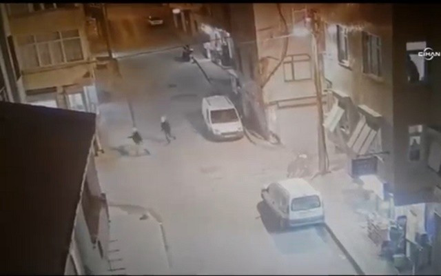Kahvehaneye silahlı saldırı anı kamerada