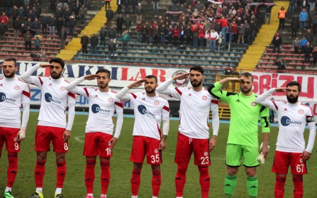 Futbolculardan İstiklal Marşı'nda asker selamı