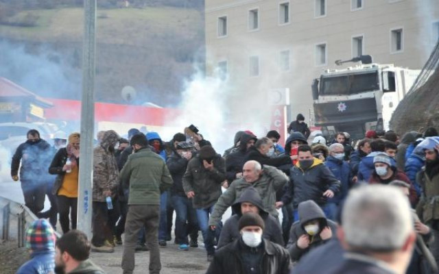 Cerattepe'de tomalı müdahale: 1'i ağır 26 yaralı