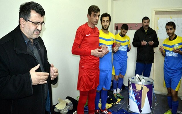 İmam soyunma odasında gol duası etti