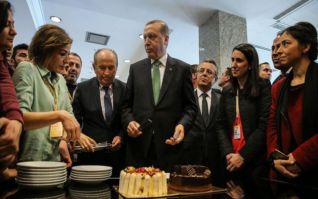 Gazetecilerden Cumhurbaşkanı'na sürpriz pasta