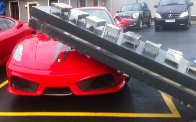 Milyonluk Ferrari'yi lodos vurdu