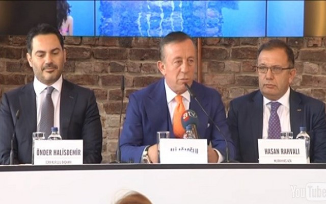 Ali Ağaoğlu: Millet karanfil bırakıyor, ben gül bıraktım