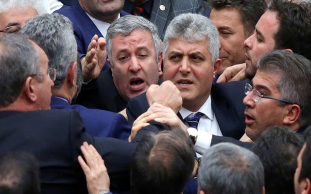 Meclis'te vekiller birbirine girdi