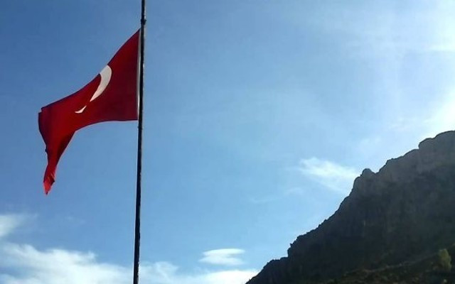 Üsteğmenle komiserin bayrak dikme kavgası