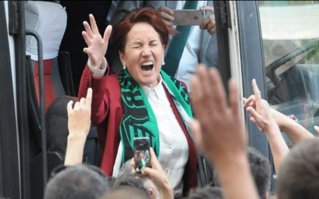 Taraftarlar Meral Akşener'e üçlü çektirdi