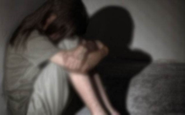 Küçük kızını sevgilisiyle ilişkiye zorlayan anneye beraat