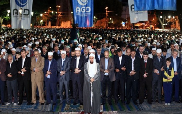 Fetih yıldönümünde Ayasofya önünde namaz