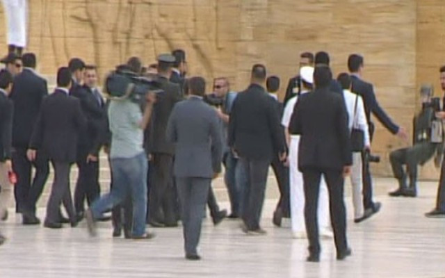 Anıtkabir'de bayılan askere bakan yardıma koştu