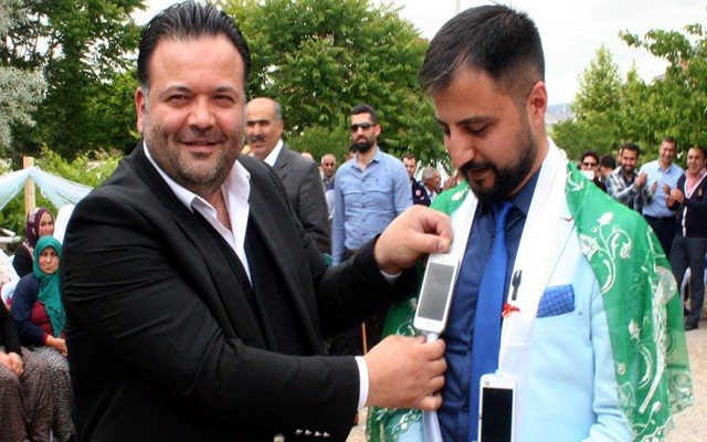 Damada altın yerine akıllı telefon taktılar