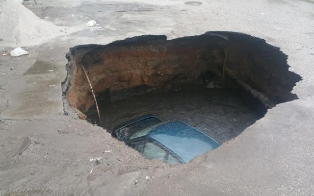 Yol çöktü araç çukura gömüldü