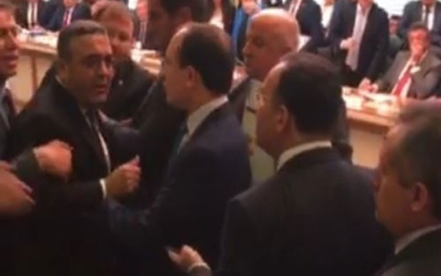 Meclis komisyonunda kavga çıktı