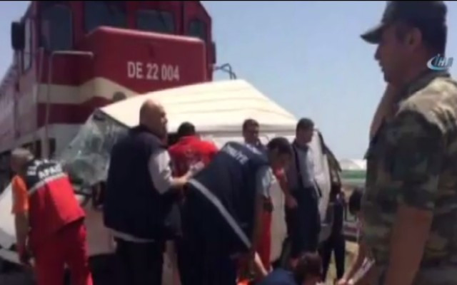 Tren minibüse çarptı: 8 ölü