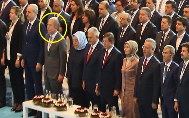 Ayakta mesaj dinlemek şık olmadı