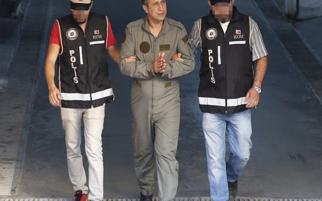 Rütbeleri söküldü yerlere atıldı.