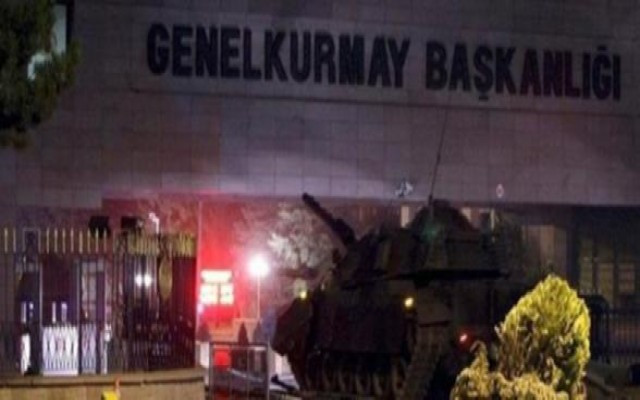Komutanların başına torba geçirdiler