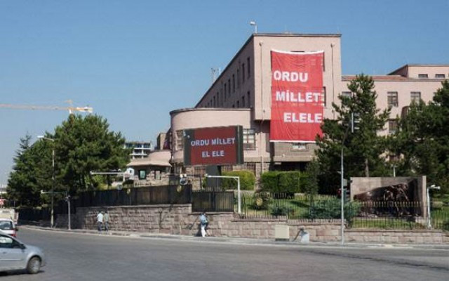 Akar'ın emriye Kızılay'a afiş asıldı