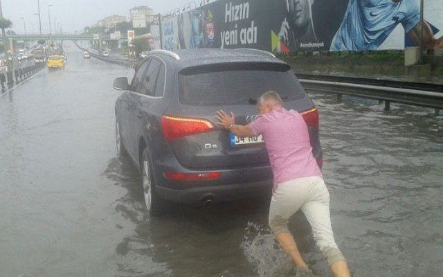 İstanbul'u sel bastı