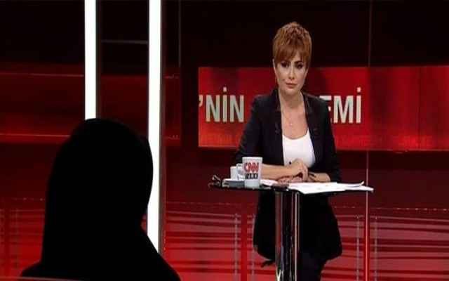 Abla'ları okunmuş eşarpla kandırmışlar