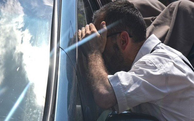 Bebeğe kıydı arabasının camına kıyamadı