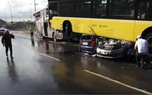 Metrobüs yoldan çıktı yaralılar var