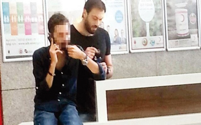 Gökhan Demirkol fotokopi çekiyor