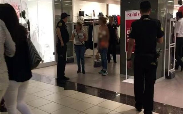 Hırsızlıkla suçlanınca soyunmaya başladı