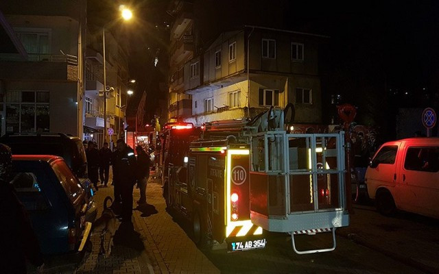 Romantik aşık evini yaktı