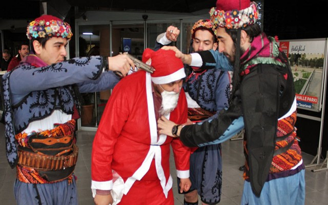Noel Baba protestocuları serbest
