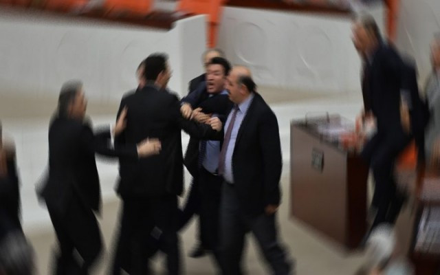 TBMM’de yine kavga çıktı