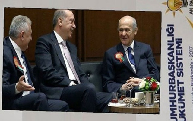 AK Parti kitapçığında neden Bahçeli var?
