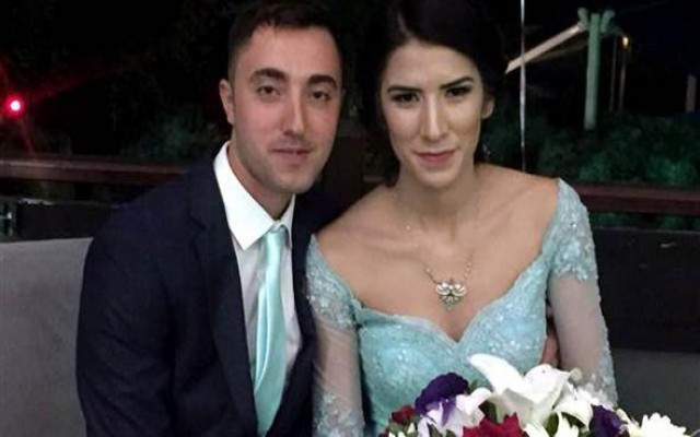 Gözaltına aldığı gazeteci ile nişanlandı