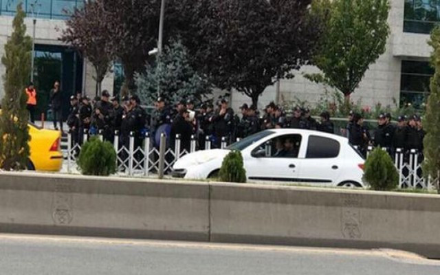 Ankara Büyükşehir Belediyesi'nin önünde polis yığınağı