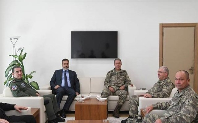 Komutanlar Suriye sınırında