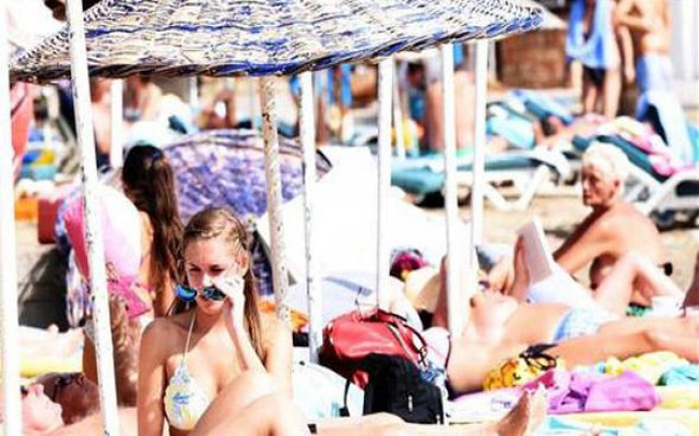 Bodrum'da ekim güneşi plajları doldurdu
