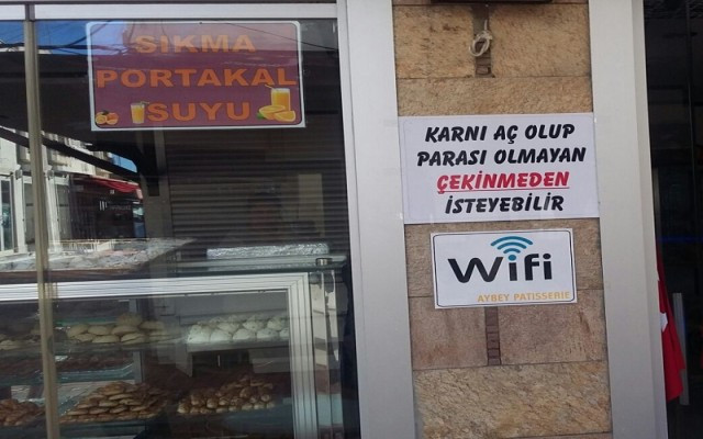 Pastanede dikkat çeken ilan: Aç olan çekinmeden istesin