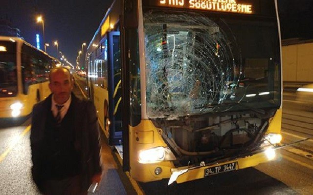 Metrobüs yayaya çarptı