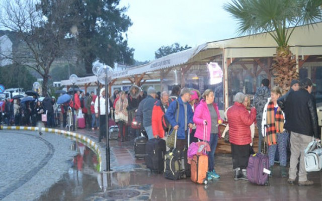 Yeni yıl tatilcileri gümrük kapısı kuyruğunda