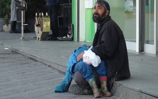 Oğlunu ilaçla bayıltan vicdansız dilenci yakalandı
