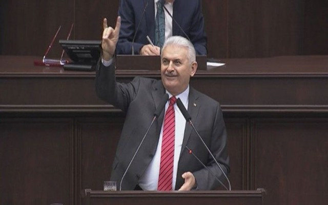 Başbakan Yıldırım'dan bozkurt işareti