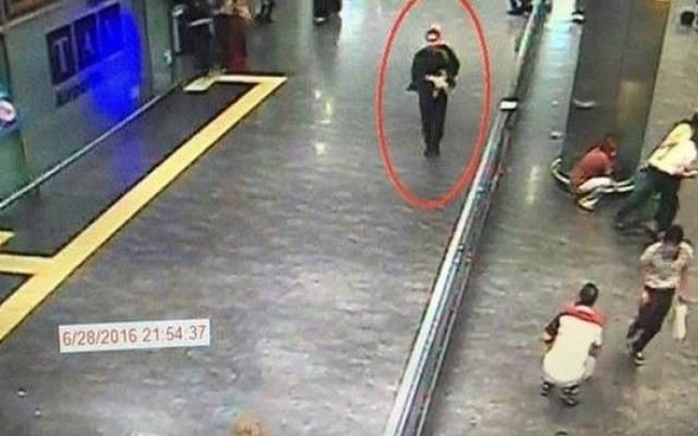 Havalimanı teröristleri ateş ederken gülüyordu