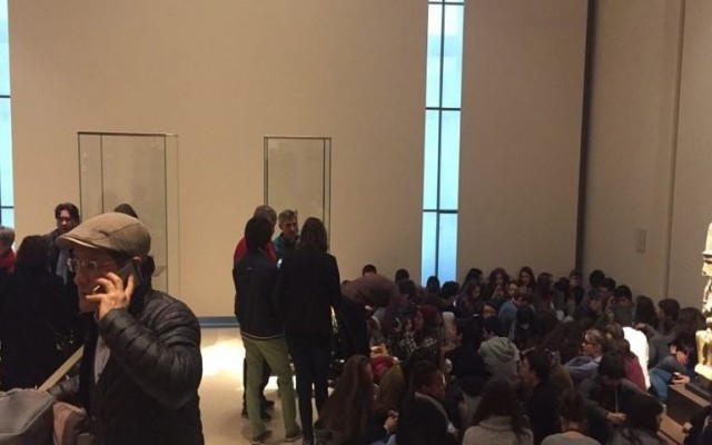 Paris Louvre müzesinde olay