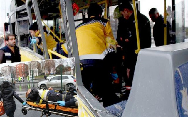 Servis aracı metrobüse çarptı
