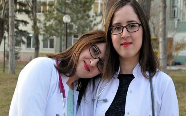 Görenleri şaşırtan ikiz doktorlar