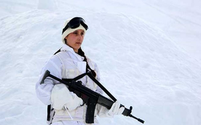 Kadın komando 2 bin metre zirvede