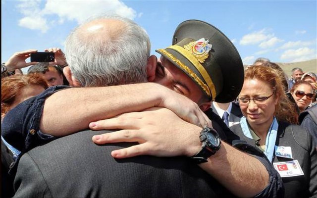 Şehidin oğlu Kılıçdaroğlu'na sarıldı